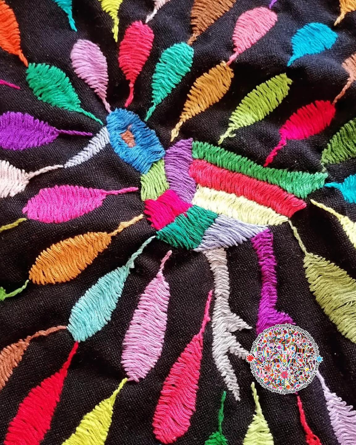 Hermoso Quexquémitl Otomí de Pavoreal, bordado a mano.