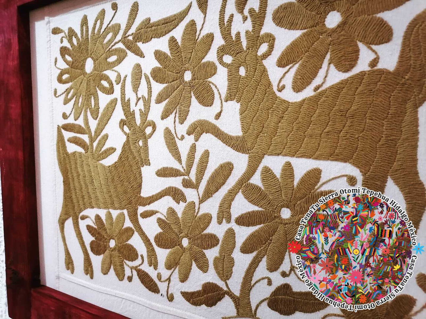 Cuadro de madera rojo con bordado otomi color oro (DISPONIBLE)