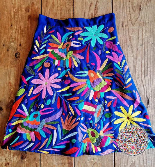Falda Otomí Tipo A multicolor bordado en lino azul rey.
