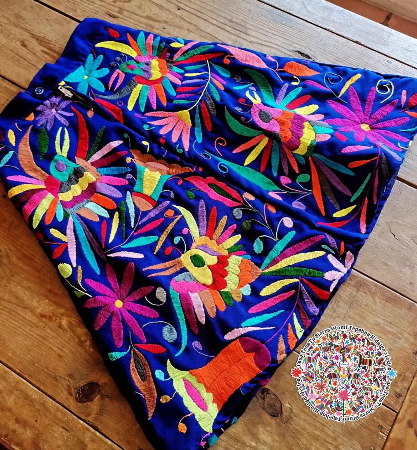 Falda Otomí Tipo A multicolor bordado en lino azul rey.