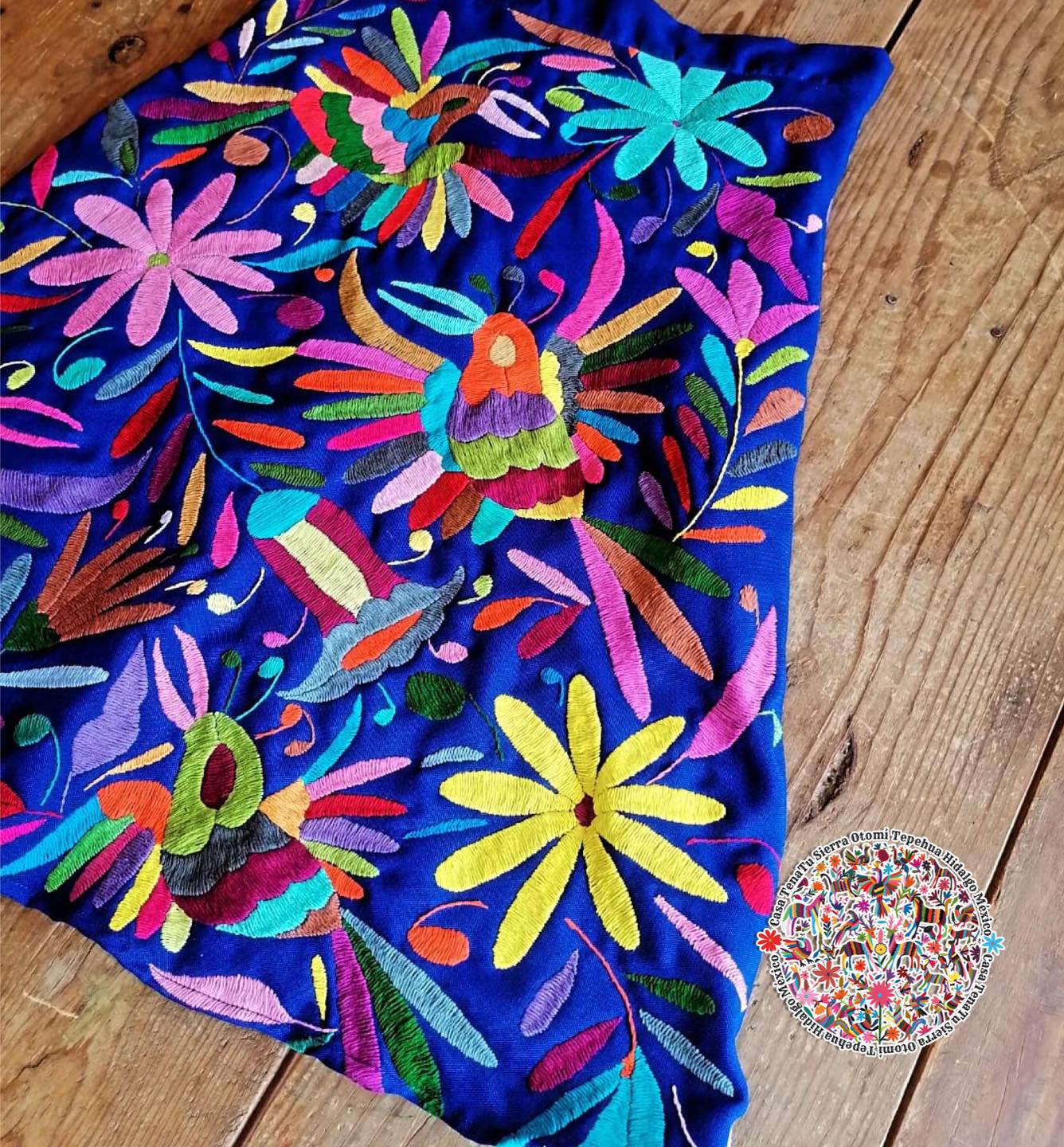 Falda Otomí Tipo A multicolor bordado en lino azul rey.