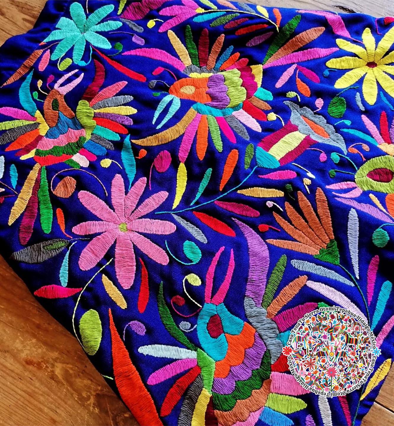 Falda Otomí Tipo A multicolor bordado en lino azul rey.
