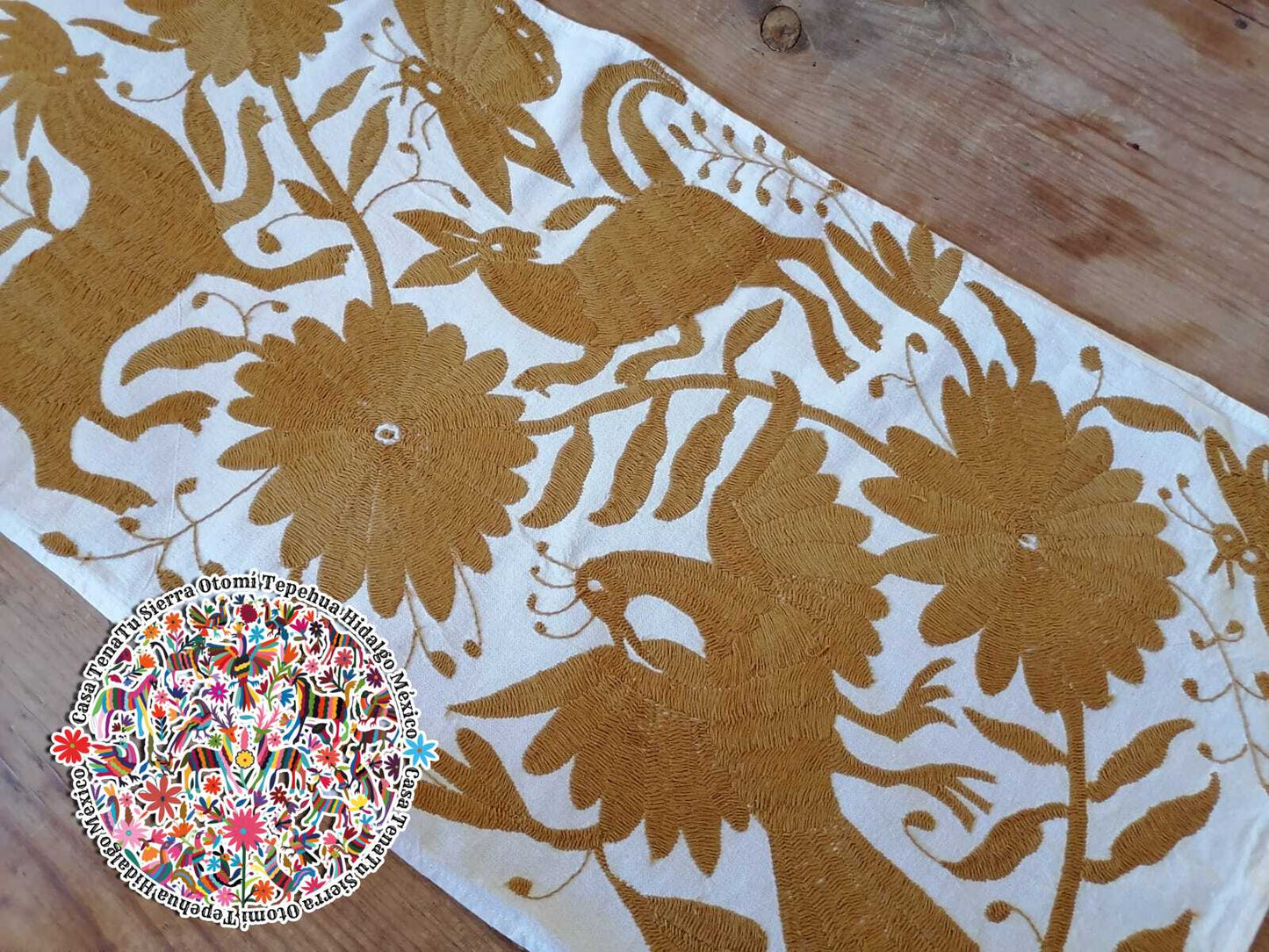 Camino de mesa Otomí con hilos color oro 190 cmx 40 cm BAJO PEDIDO