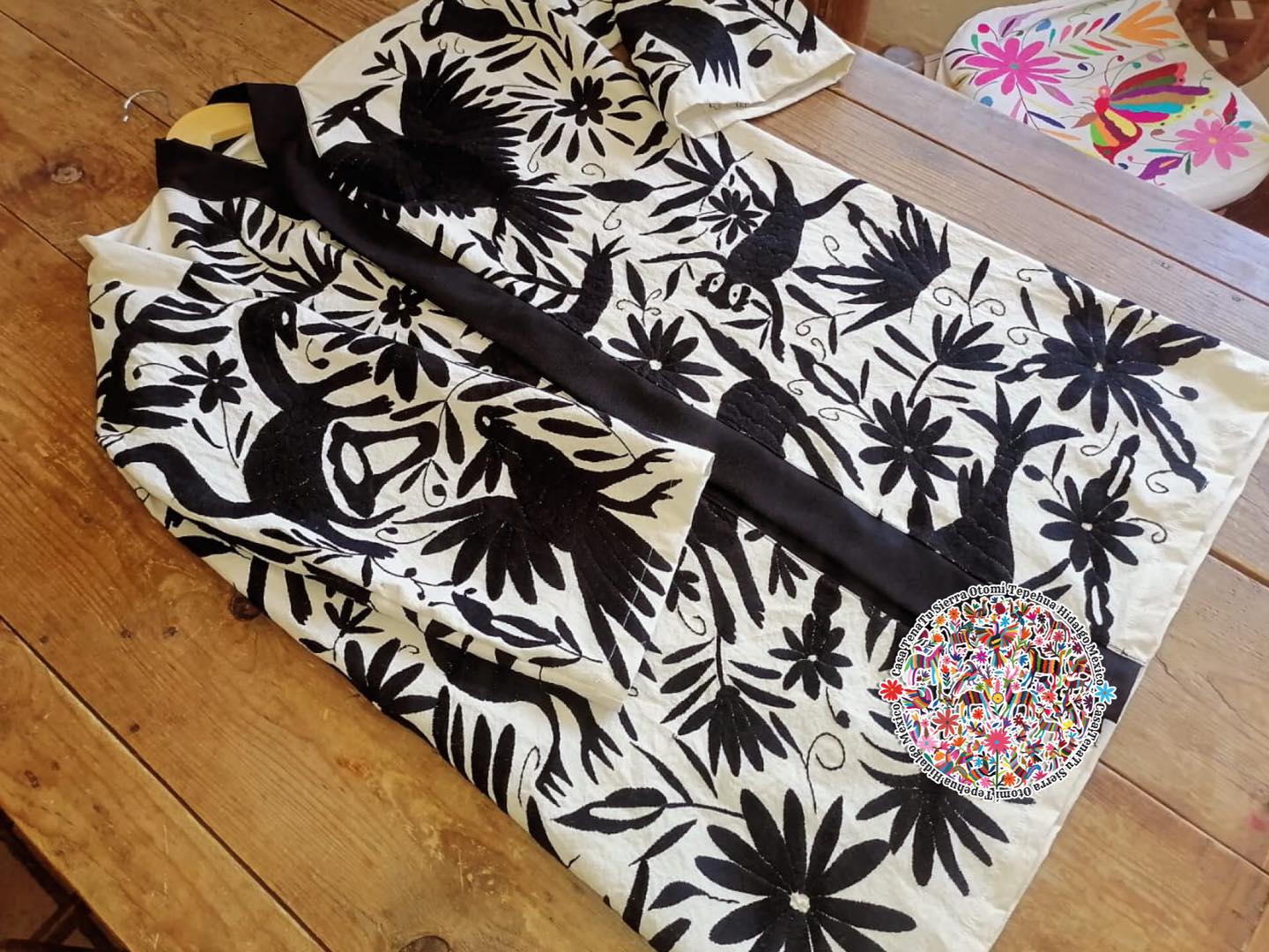 Hermoso Kimono Otomí bordado en hilos color negro