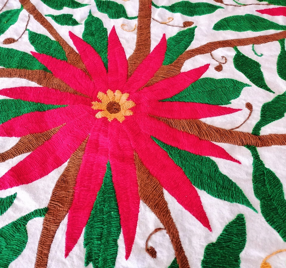Hermoso mantel nochebuenas navideño BORDADO OTOMÍ