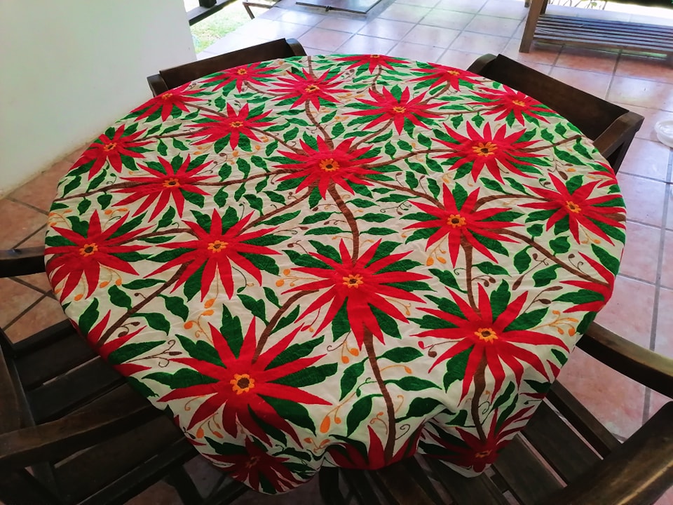 Hermoso mantel nochebuenas navideño BORDADO OTOMÍ