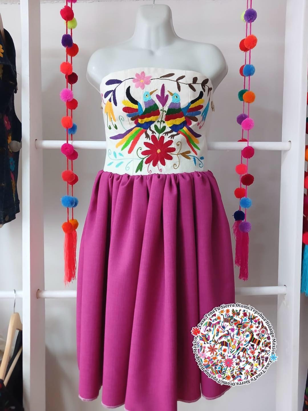 Vestido tipo cóctel Otomí, bordado en manta prelavada y lino mexicano.