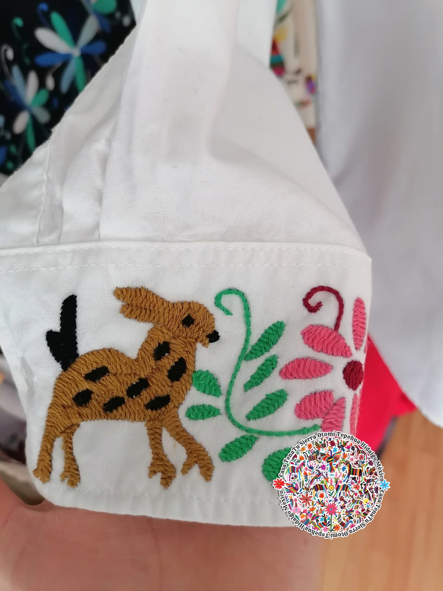 Hermosa camisa blanca para dama, bordado Otomí
