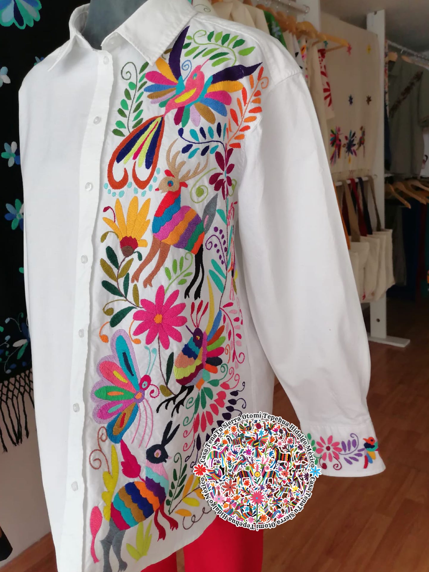 Hermosa camisa blanca para dama, bordado Otomí