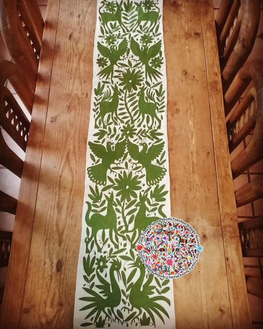Camino de mesa verde Tenatu 190 x 40 cm bordado a mano Otomí "bajo pedido"