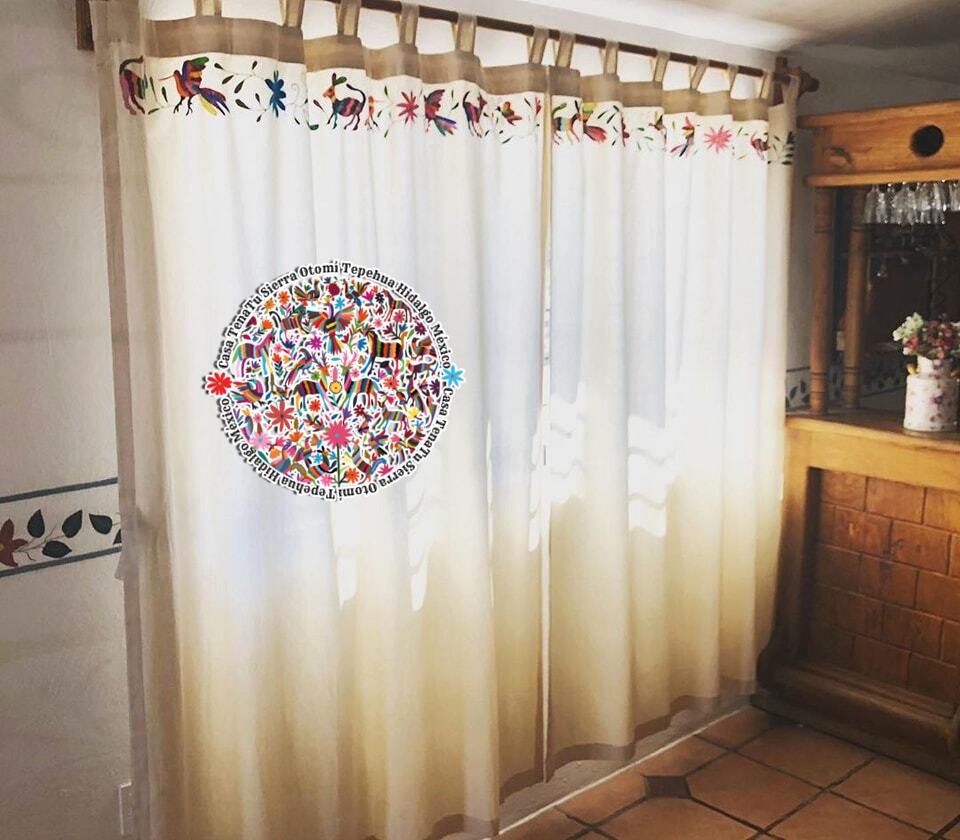 Par de cortinas con cenefa  Otomí bordada