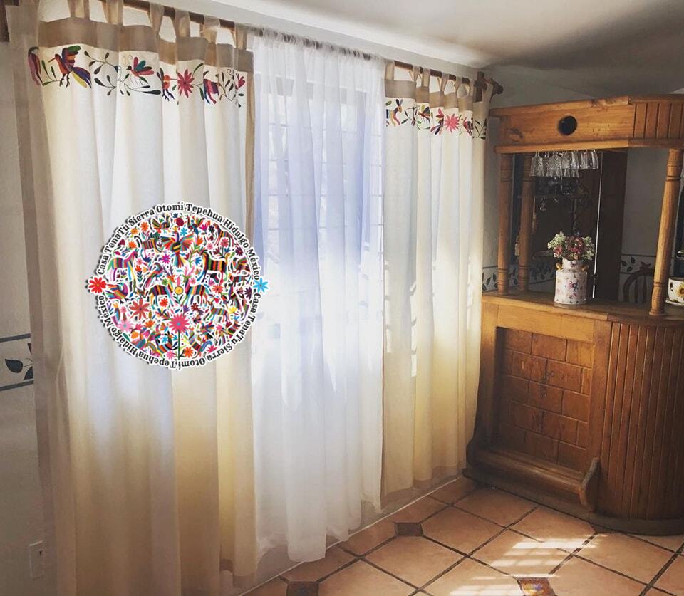 Par de cortinas con cenefa  Otomí bordada