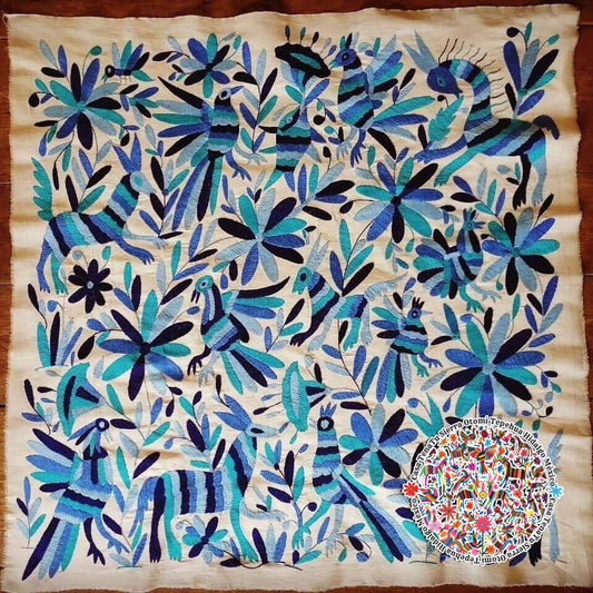 Lienzo original Tenatu flora y fauna en azules, Otomi bordado a mano (sobre pedido)