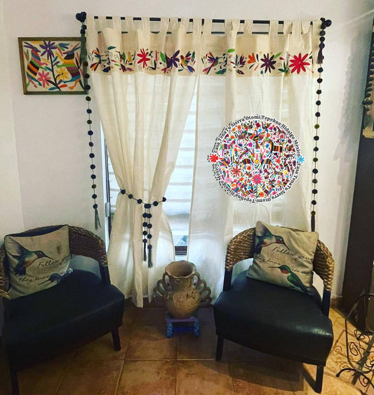 Par de cortinas con cenefa  Otomí bordada