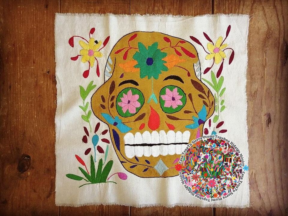 Calaverita Otomí Todos Santos multicolor.