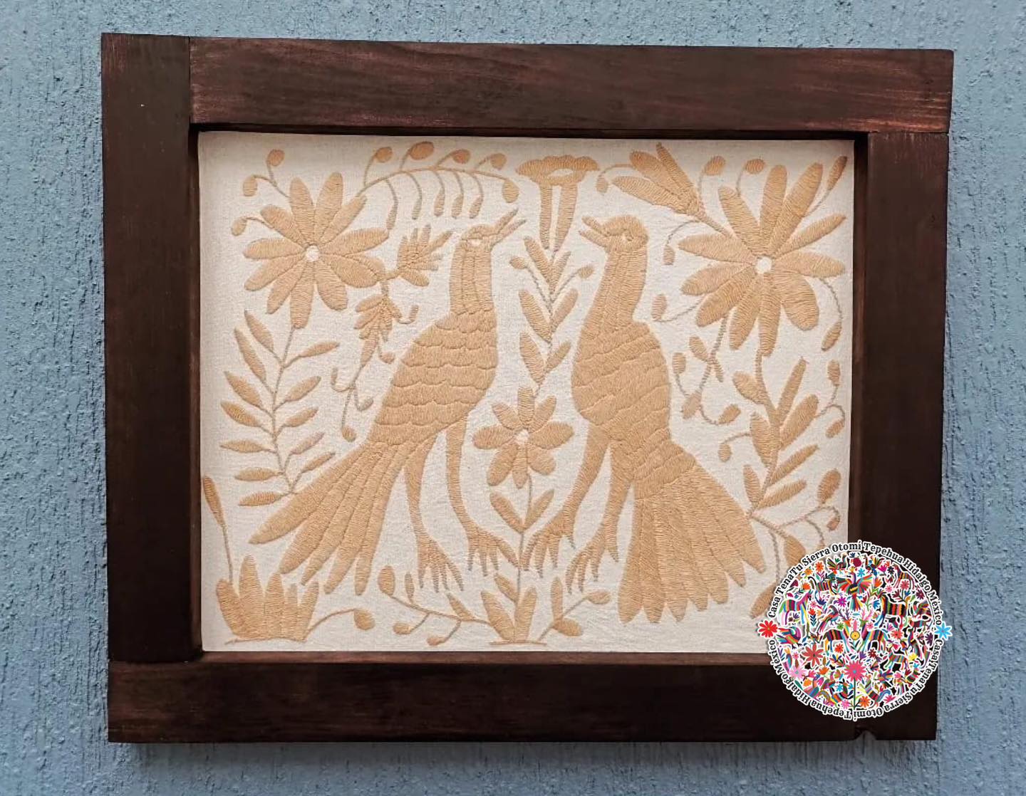 Tenatu Hermoso cuadro, aves bordadas en hilos color beige. Marco chocolate.