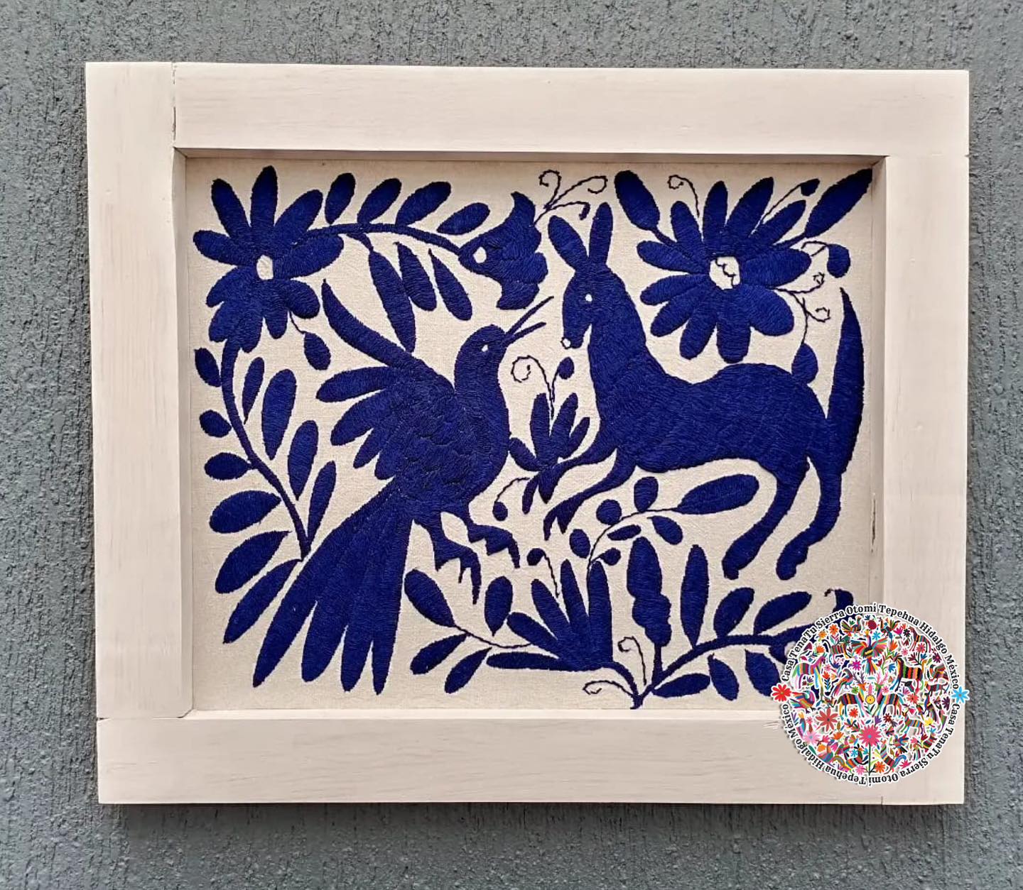 Tenatu Hermoso cuadro otomi flora y fauna bordado en hilos tonos azul rey