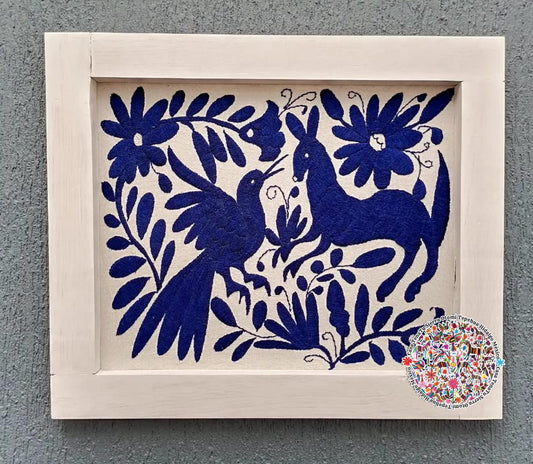 Tenatu Hermoso cuadro otomi flora y fauna bordado en hilos tonos azul rey