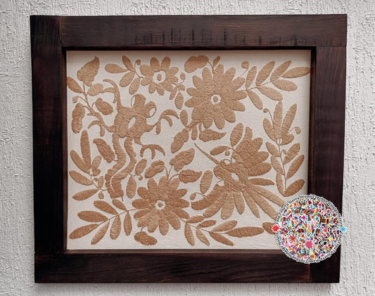 Tenatu Hermoso cuadro otomí flora y fauna bordado en hilos  beige.