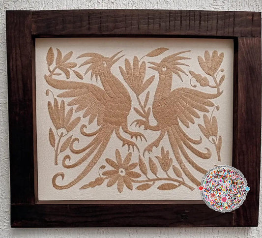 Tenatu Hermoso cuadro otomí flora y fauna con hilos color beige con marco chocolate.