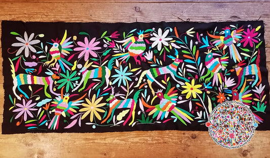 Hermoso lienzo negro Otomí multicolor