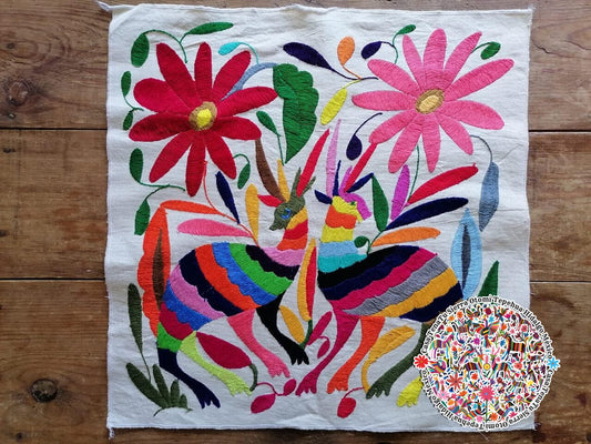 Hermoso lienzo de la Sierra Otomi, Bordado Completamente a mano 48 x 48 cm (sobre pedido)