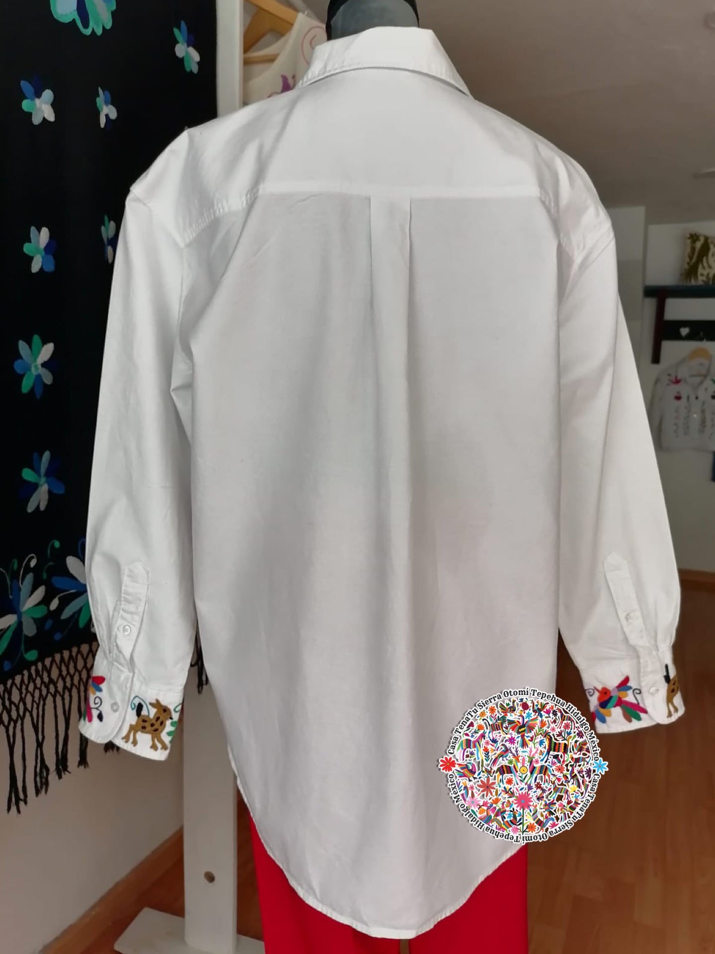 Hermosa camisa blanca para dama, bordado Otomí