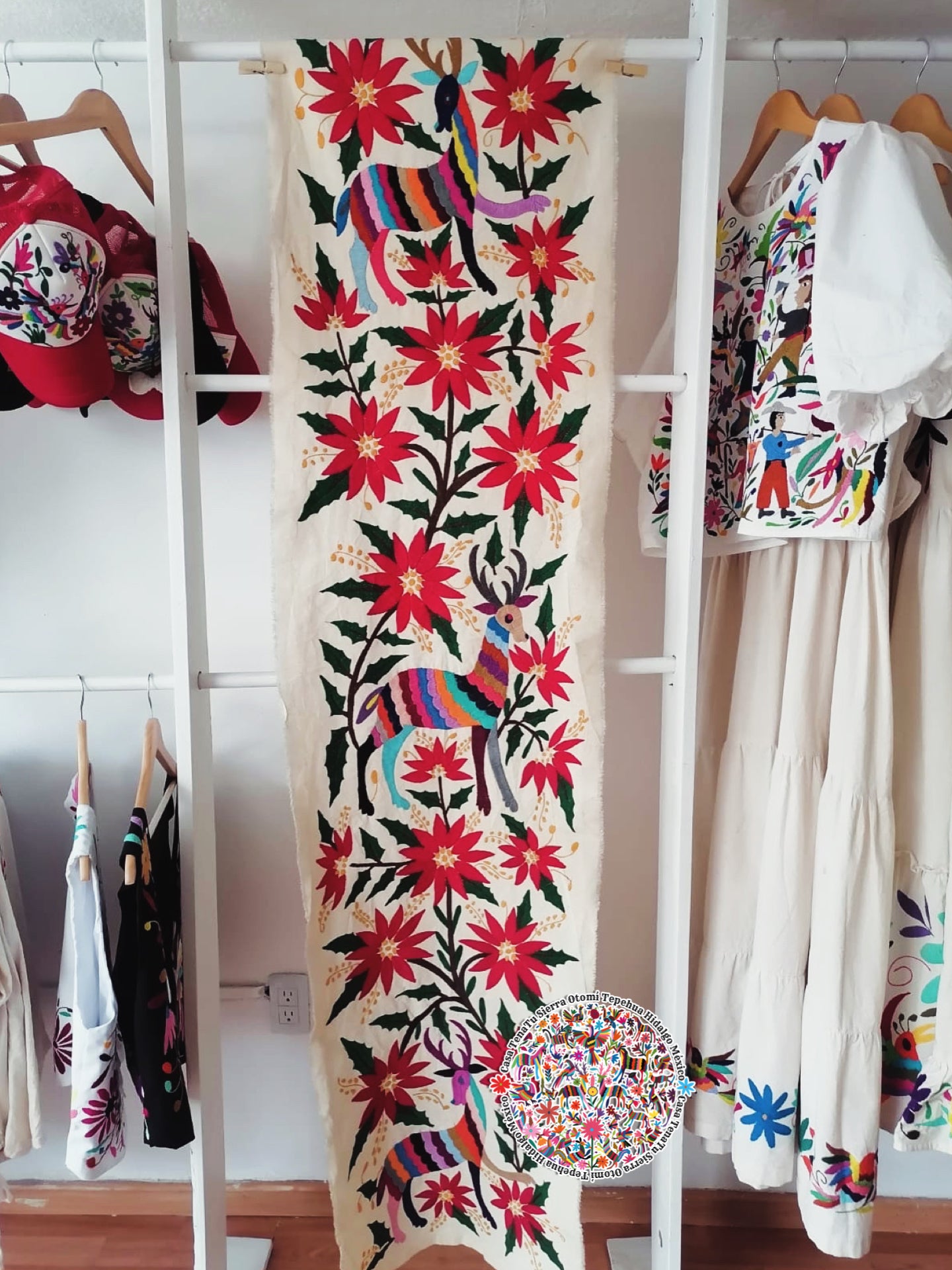 Camino de mesa navideño Otomí con renos bordado navideño Otomí