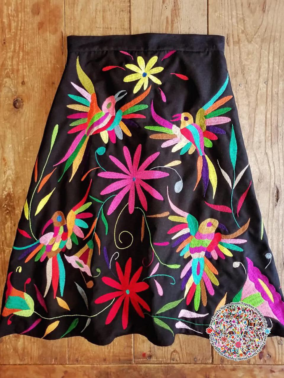 Falda negra Otomí bordada a mano