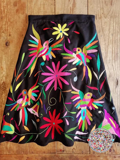 Falda negra Otomí bordada a mano