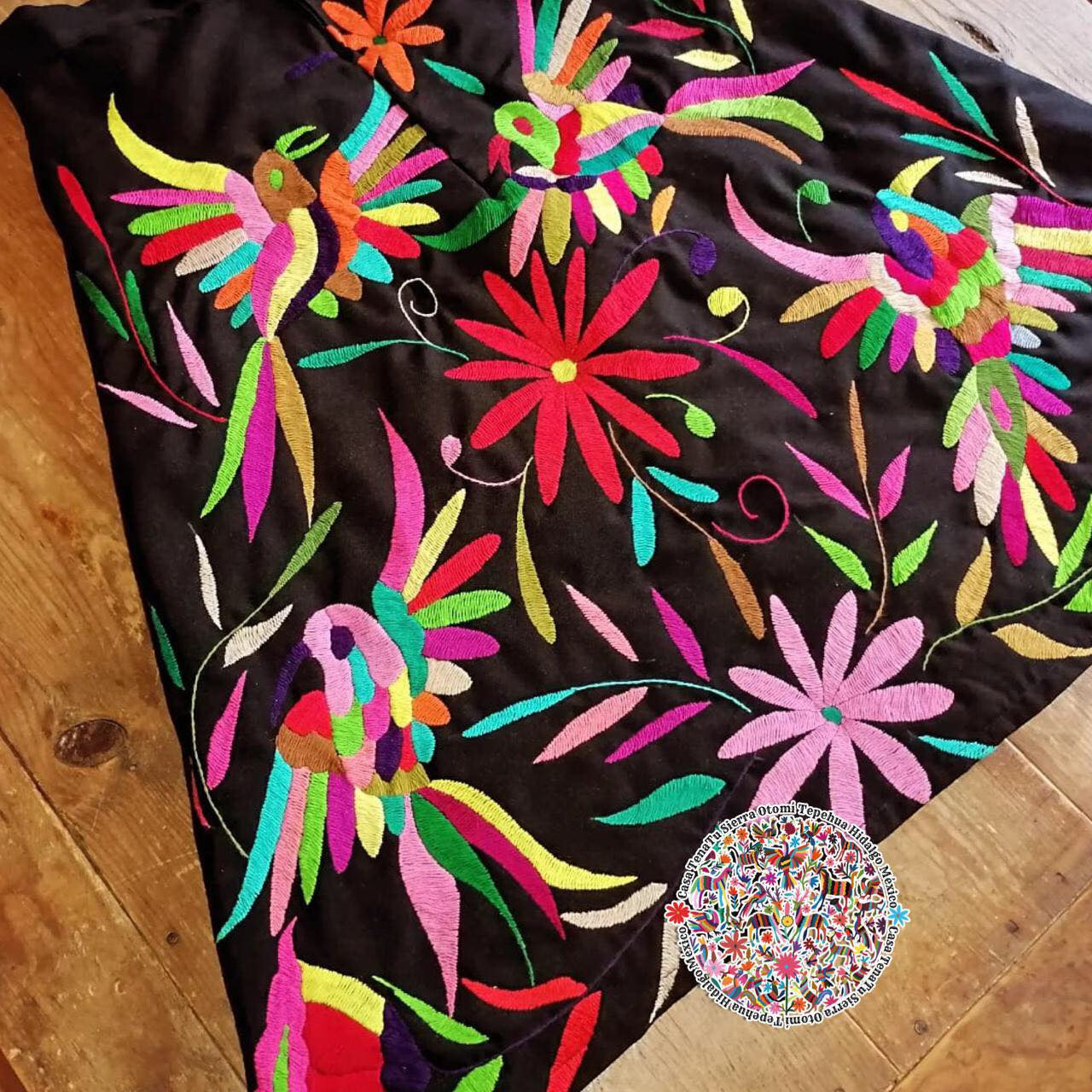 Falda negra Otomí bordada a mano