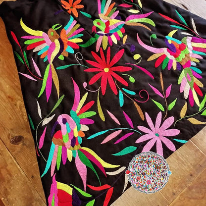 Falda negra Otomí bordada a mano
