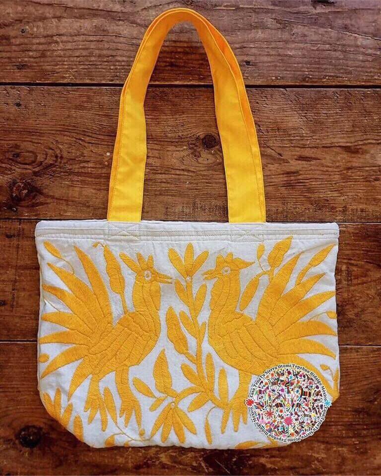 Hermoso bolso de manta Otomí, bordado en hilos amarillo