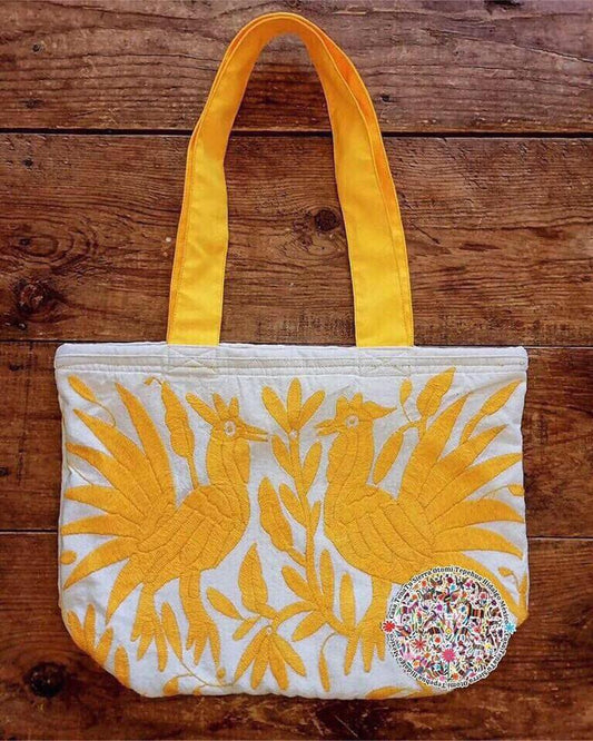 Hermoso bolso de manta Otomí, bordado en hilos amarillo