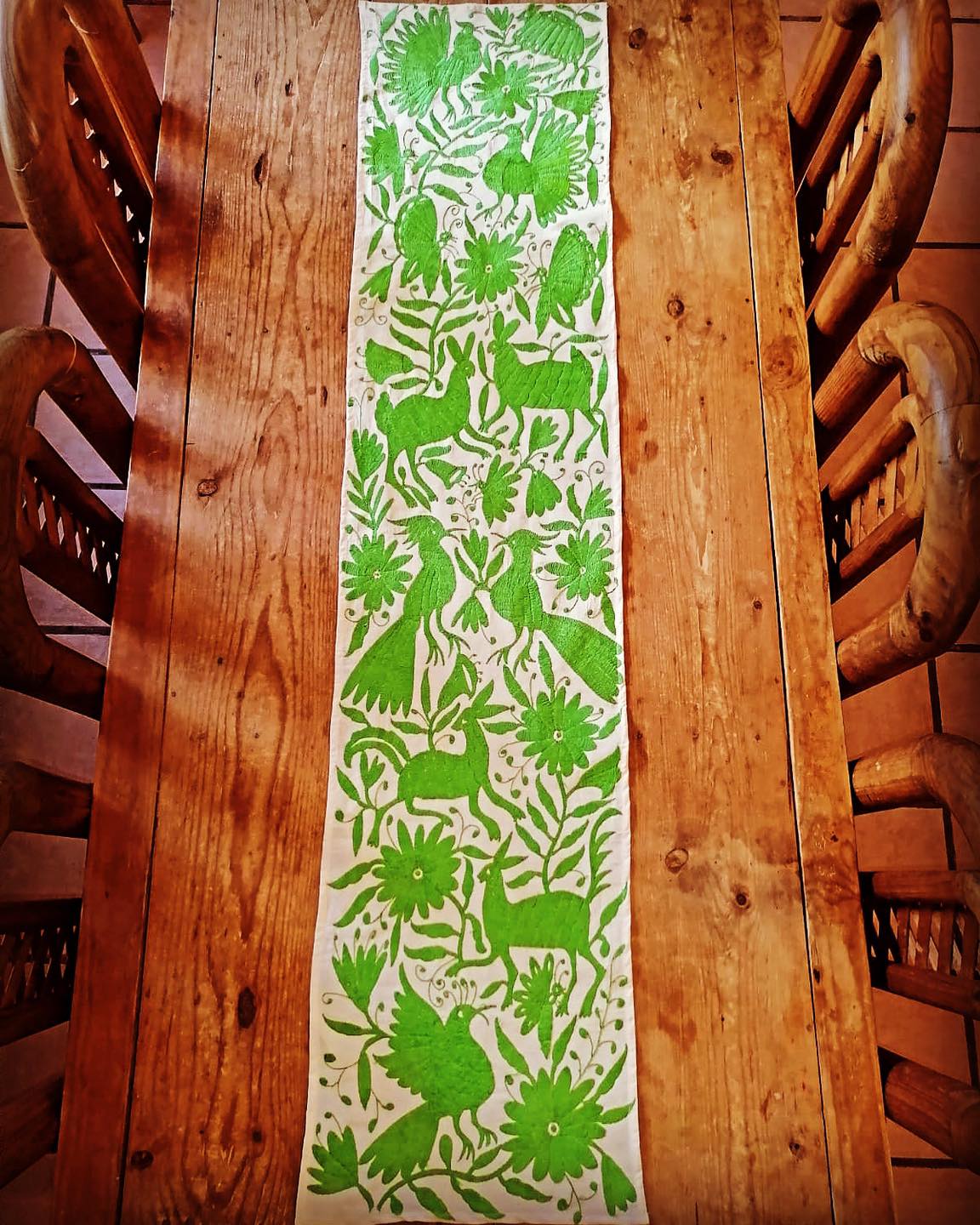 Camino de mesa Otomí bordado  con hilos verde limón 190 x 40 cm