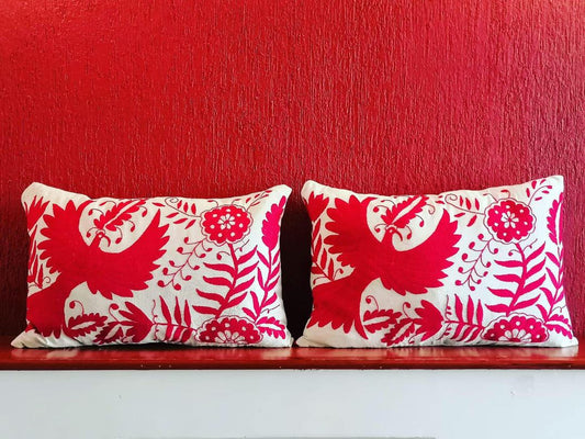 Par de fundas Otomí bordado en hilo rojo quemado