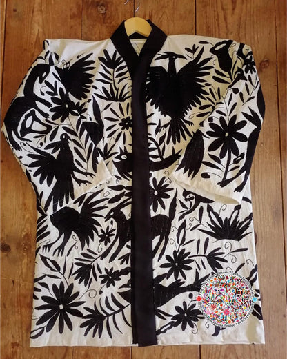 Hermoso Kimono Otomí bordado en hilos color negro