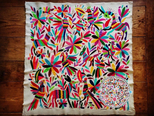 Lienzo para pared clásico Flora & Otomi  bordado a mano 98 x 98 cm (sobre pedido)