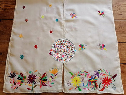 Hermosa mascada bordada a mano,  Otomí cosmovisión.
