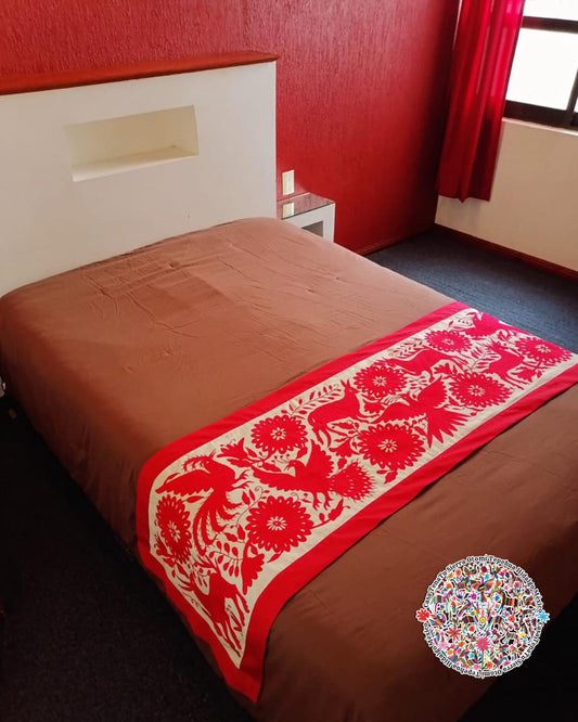 Hermoso pie de cama Otomí bordado en hilos rojos para matrimonial & Queen