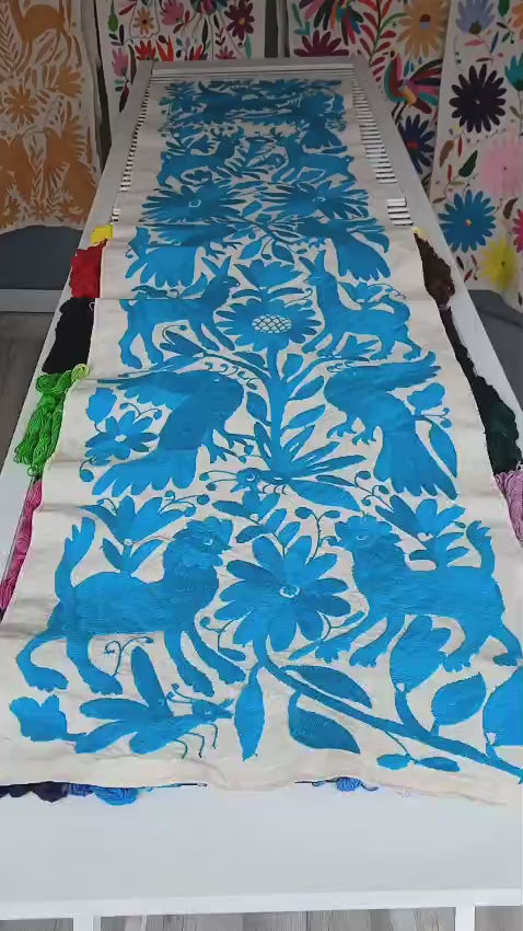 Camino de mesa Otomi bordado en hilos azul claro.
