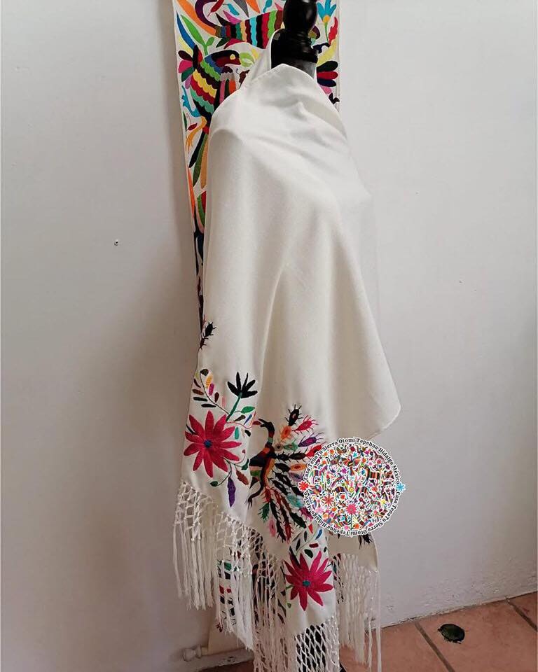 Hermoso rebozo Otomí de pavorreal, bordado a mano, multicolor.