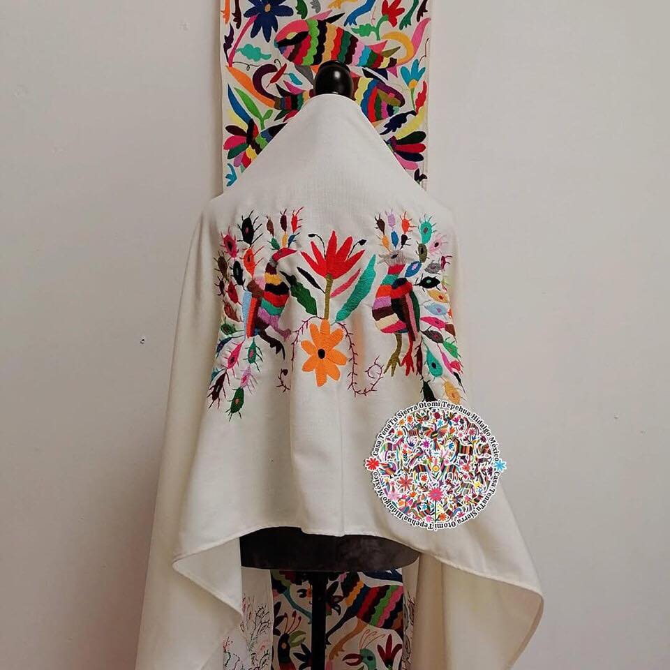 Hermoso rebozo Otomí de pavorreal, bordado a mano, multicolor.