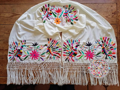 Hermoso rebozo Otomí de pavorreal, bordado a mano, multicolor.